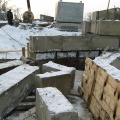Декабрь 2013 г. Продолжается монтаж стен подвала из фундаментных блоков Свято-Троицкого храма в с. Казачинское